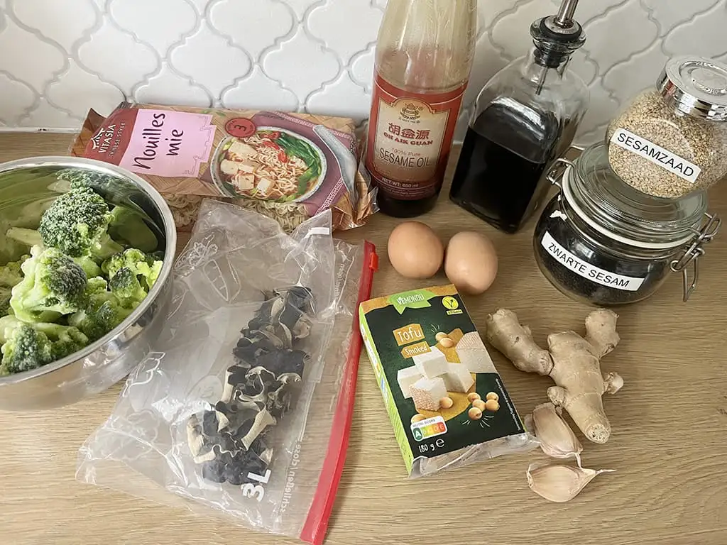 Soupe asiatique aux nouilles et tofu ingrédients