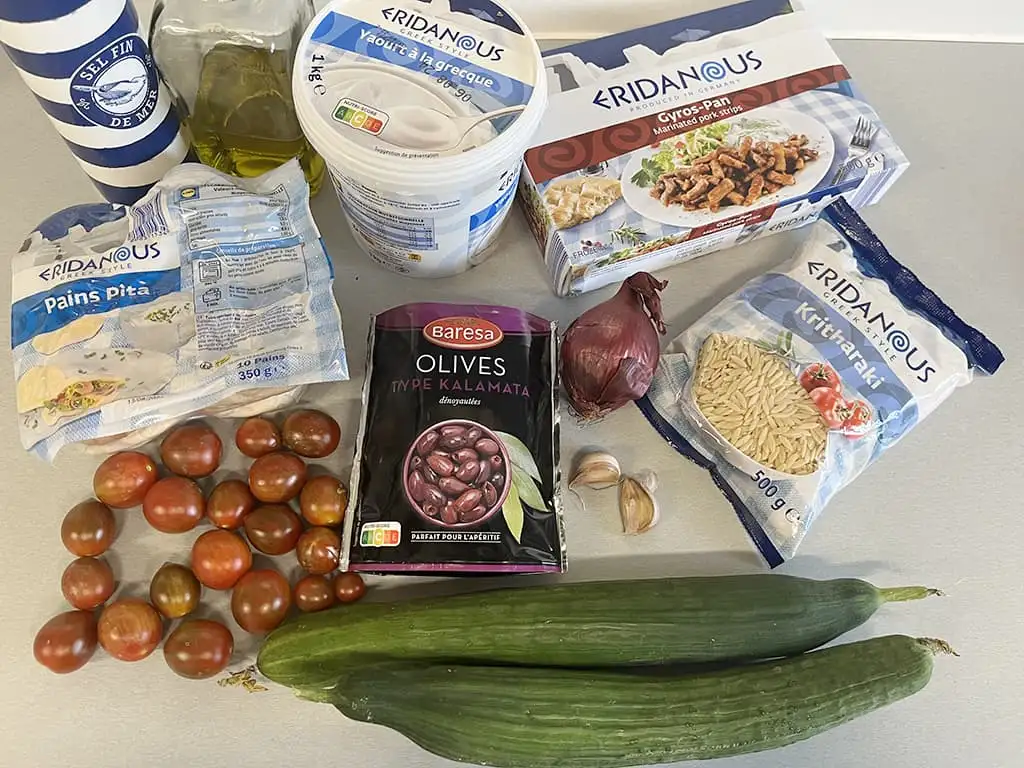 Bol de gyros et tzatziki à la grecque ingrédients
