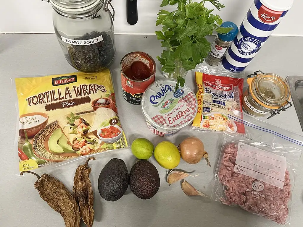 Burrito au bœuf, haricots noirs et avocat ingrédients