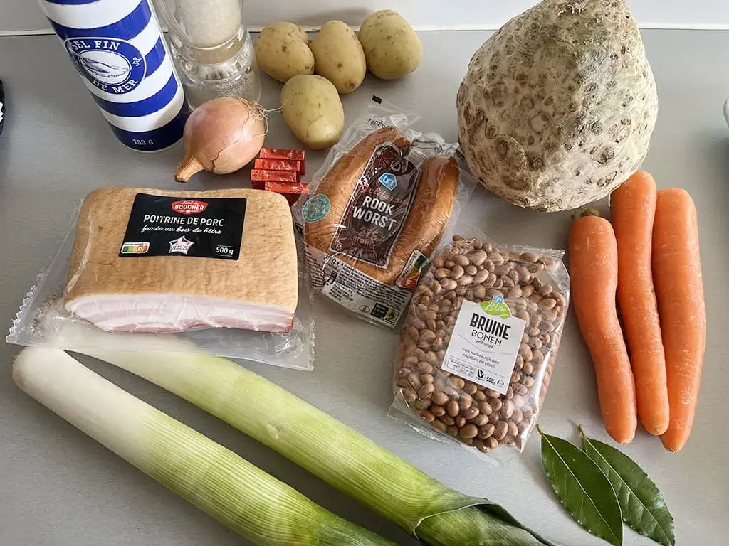 Soupe de haricots bruns avec saucisse fumée ingrédients