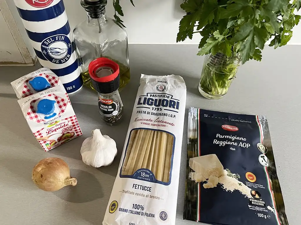 Pâtes à la sauce crémeuse à l’ail ingrédients