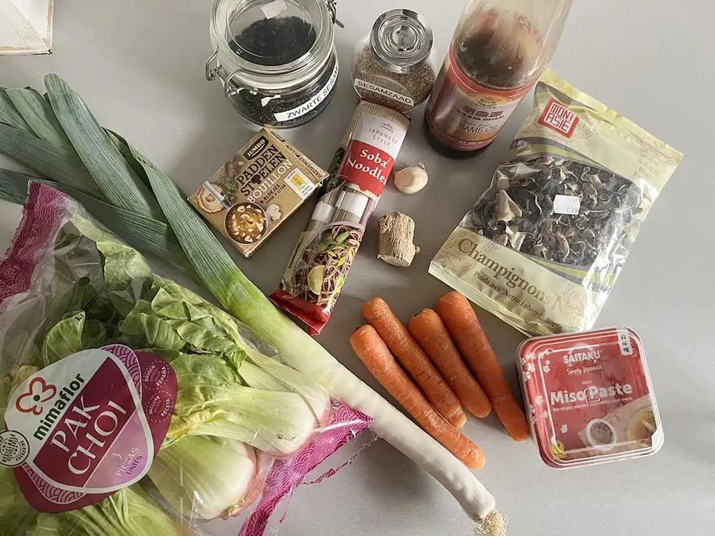 Soupe miso avec nouilles et légumes ingrédients