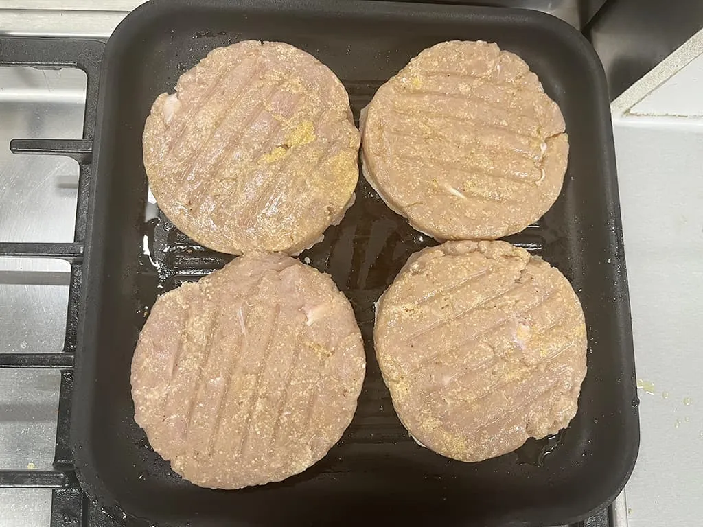 Burger de dinde maison à la sauce fromage fondante grillé