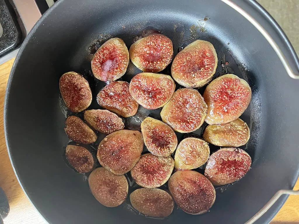 Préparation de dessert aux figues rôties