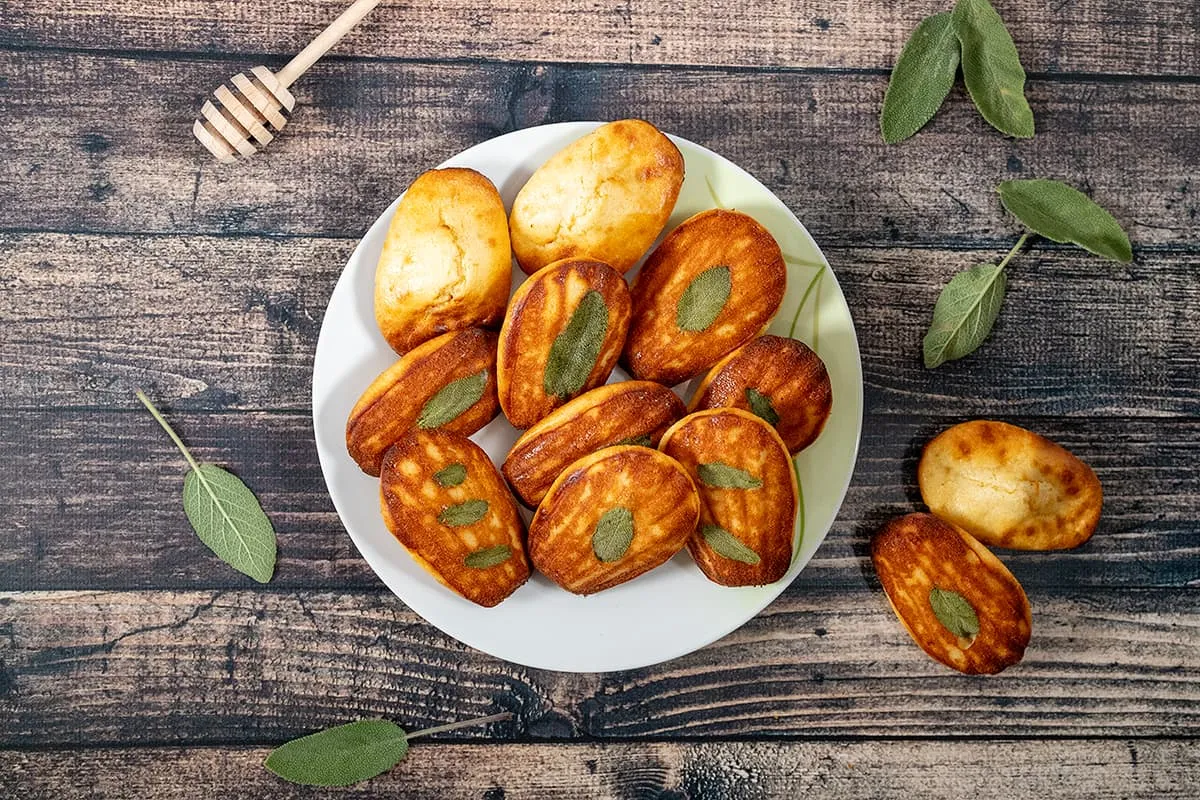 Madeleines salées au chèvre, miel et sauge