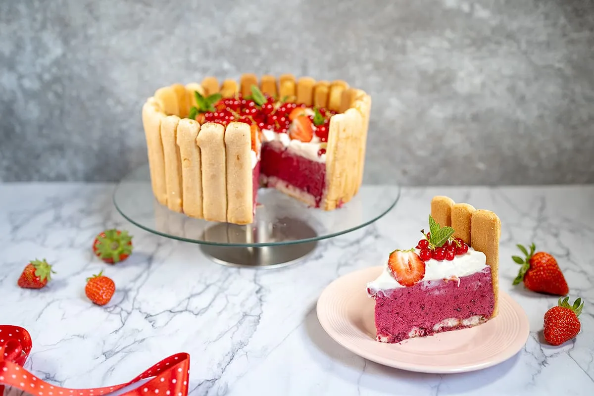 Charlotte Russe aux Fruits Rouges - une tarte festive