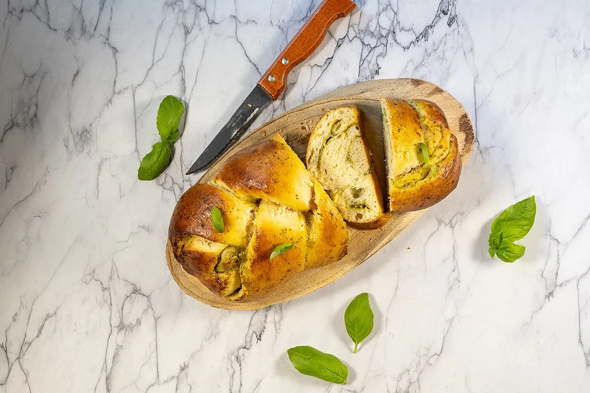 Pain au pesto - un pain tressé léger avec du pesto