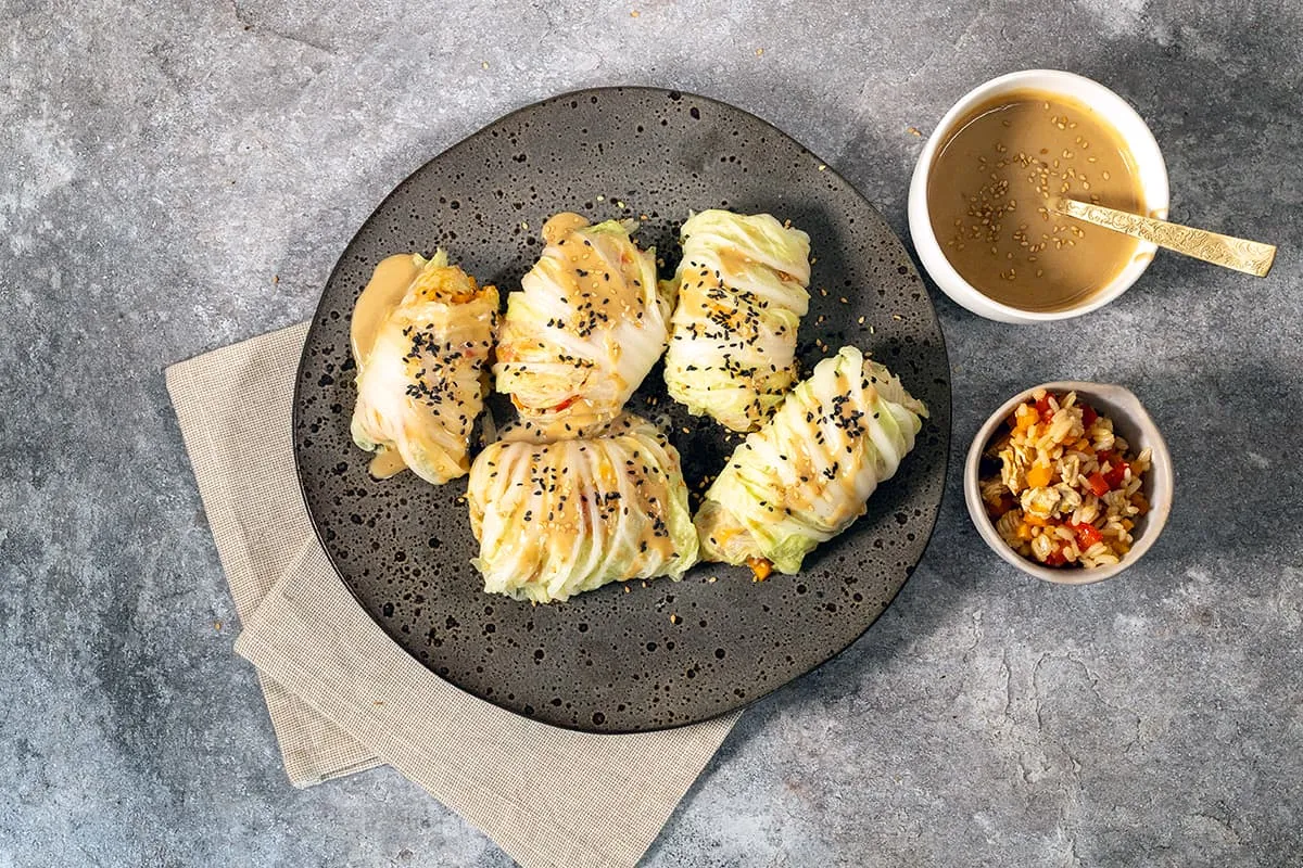 Rouleaux de chou chinois farcis de légumes et de dinde, riz et carotte