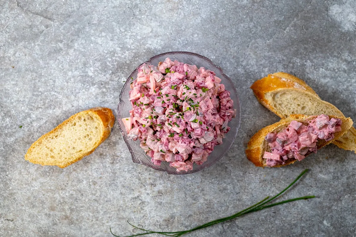 Salade de hareng à la betterave - délicieusement crémeuse avec une touche croquante