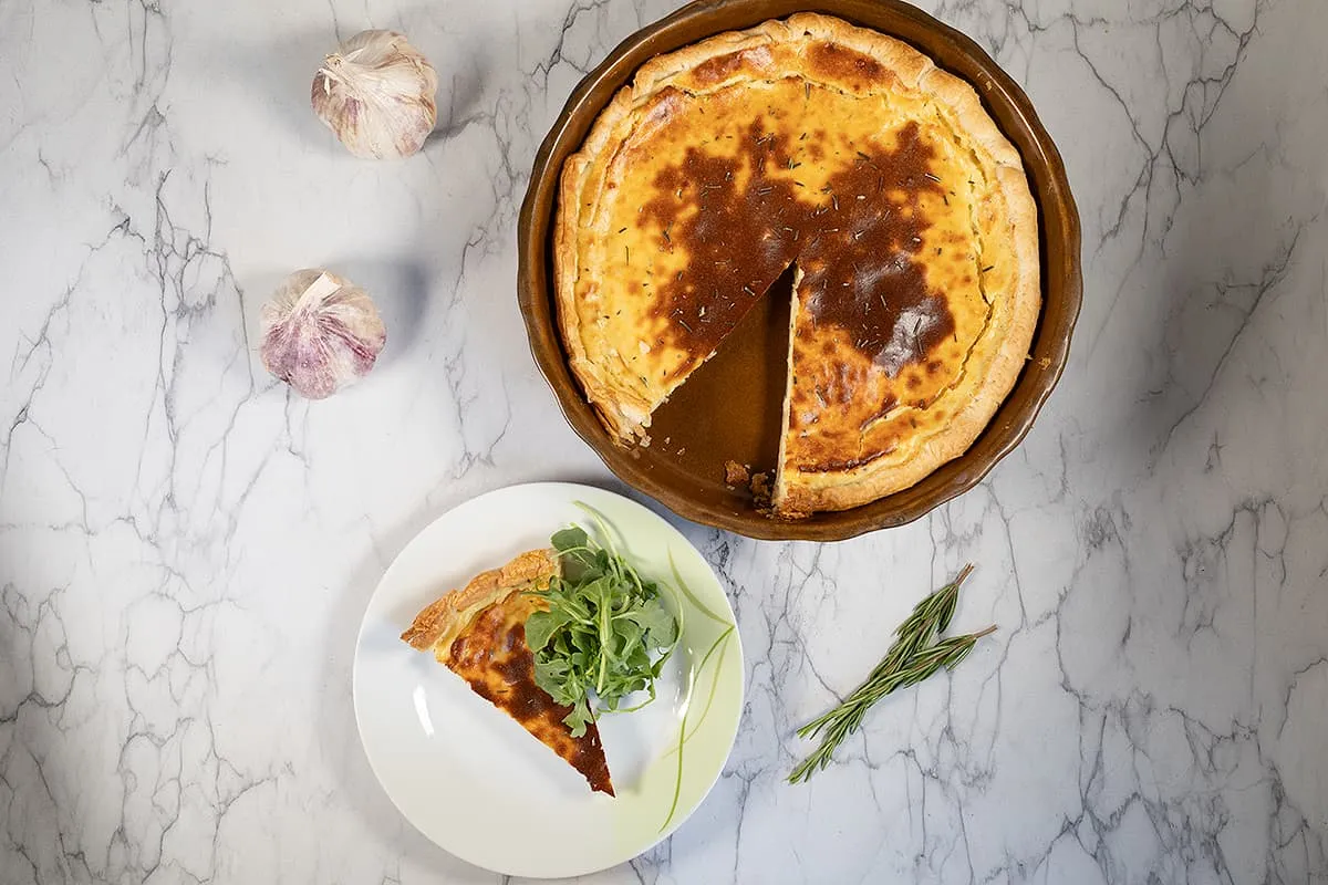 Tarte à l'ail et ricotta - délicieuse avec de l'ail rôti