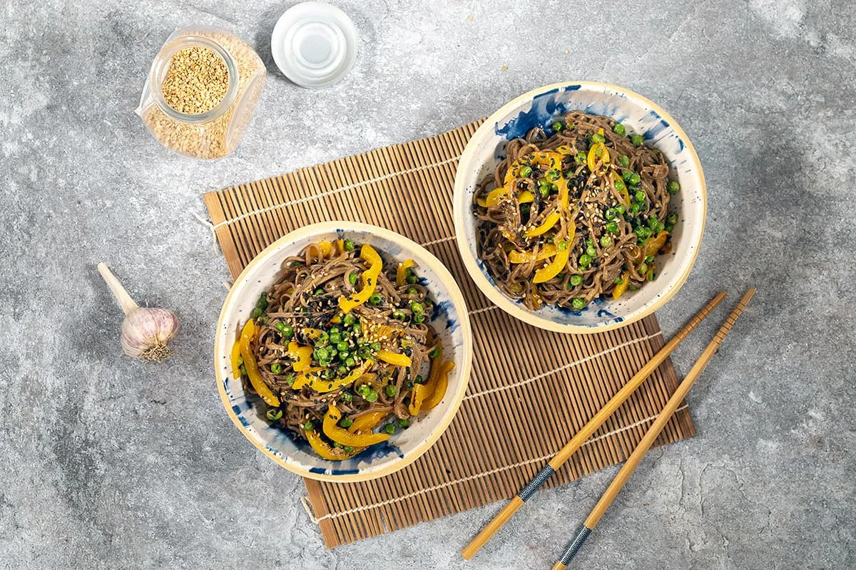 Nouilles rapides au miso avec légumes - délicieux avec du sésame