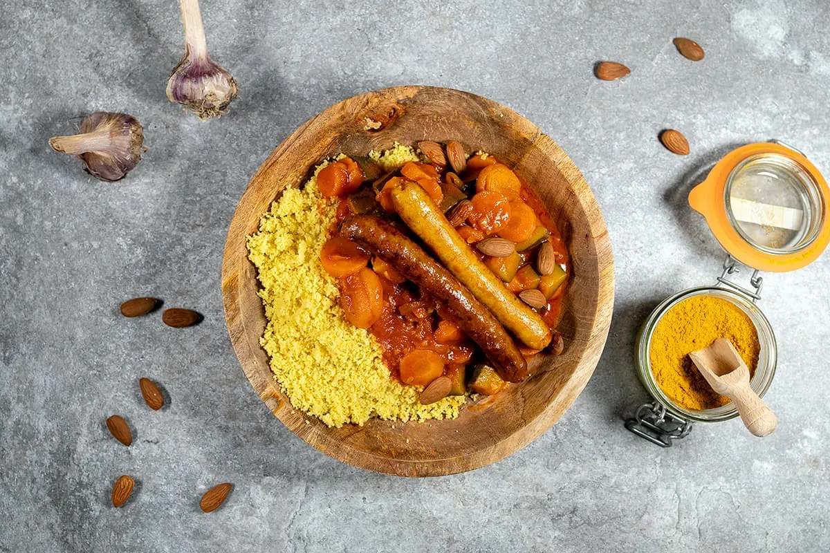 Couscous aux légumes et saucisses - délicieux avec des amandes