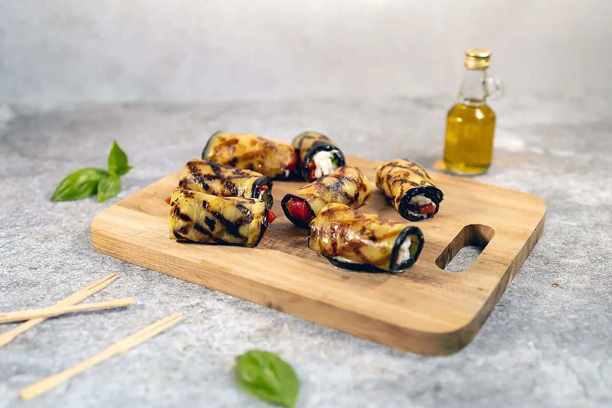 Rouleaux d’aubergine grillée garnis de mozzarella et de basilic