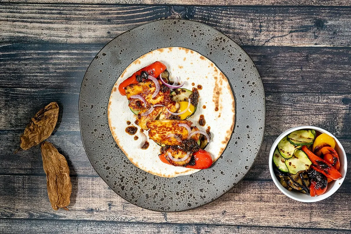 Wraps halloumi grillé et aux légumes et sauce chipotle