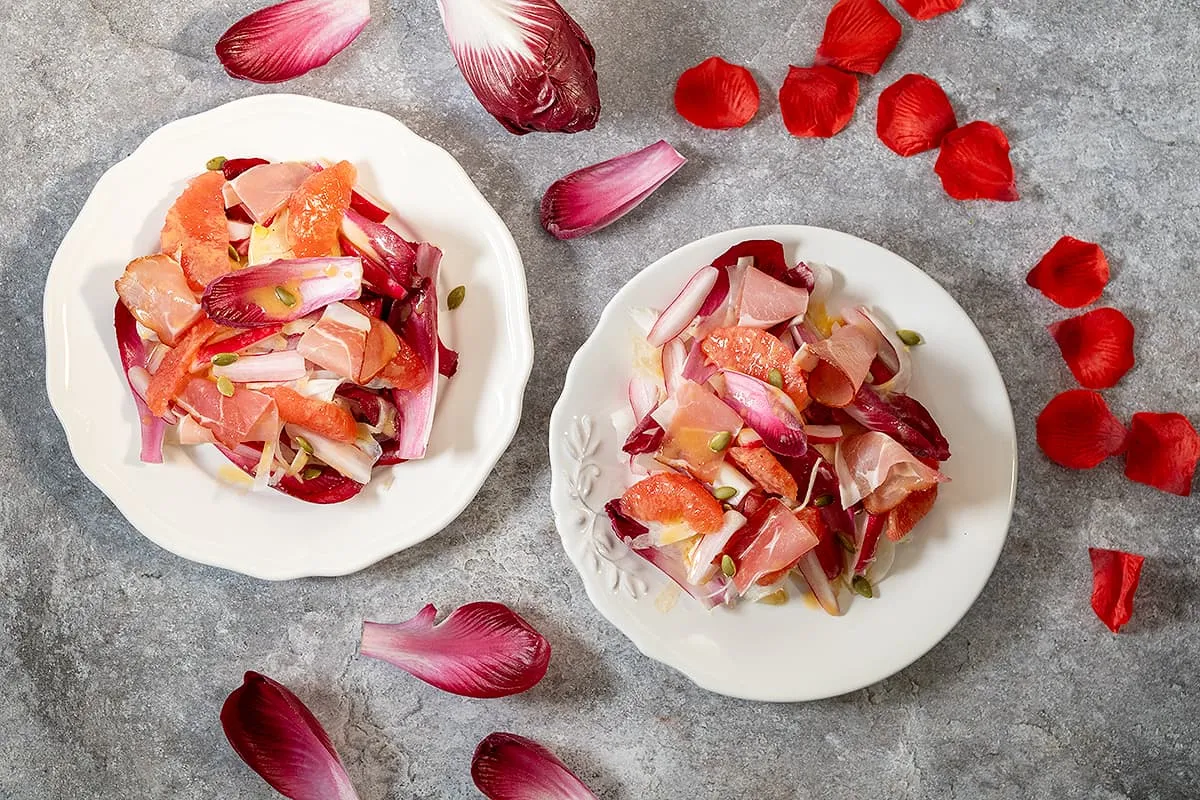 Salade de Saint-Valentin avec endive, pamplemousse et fenouil