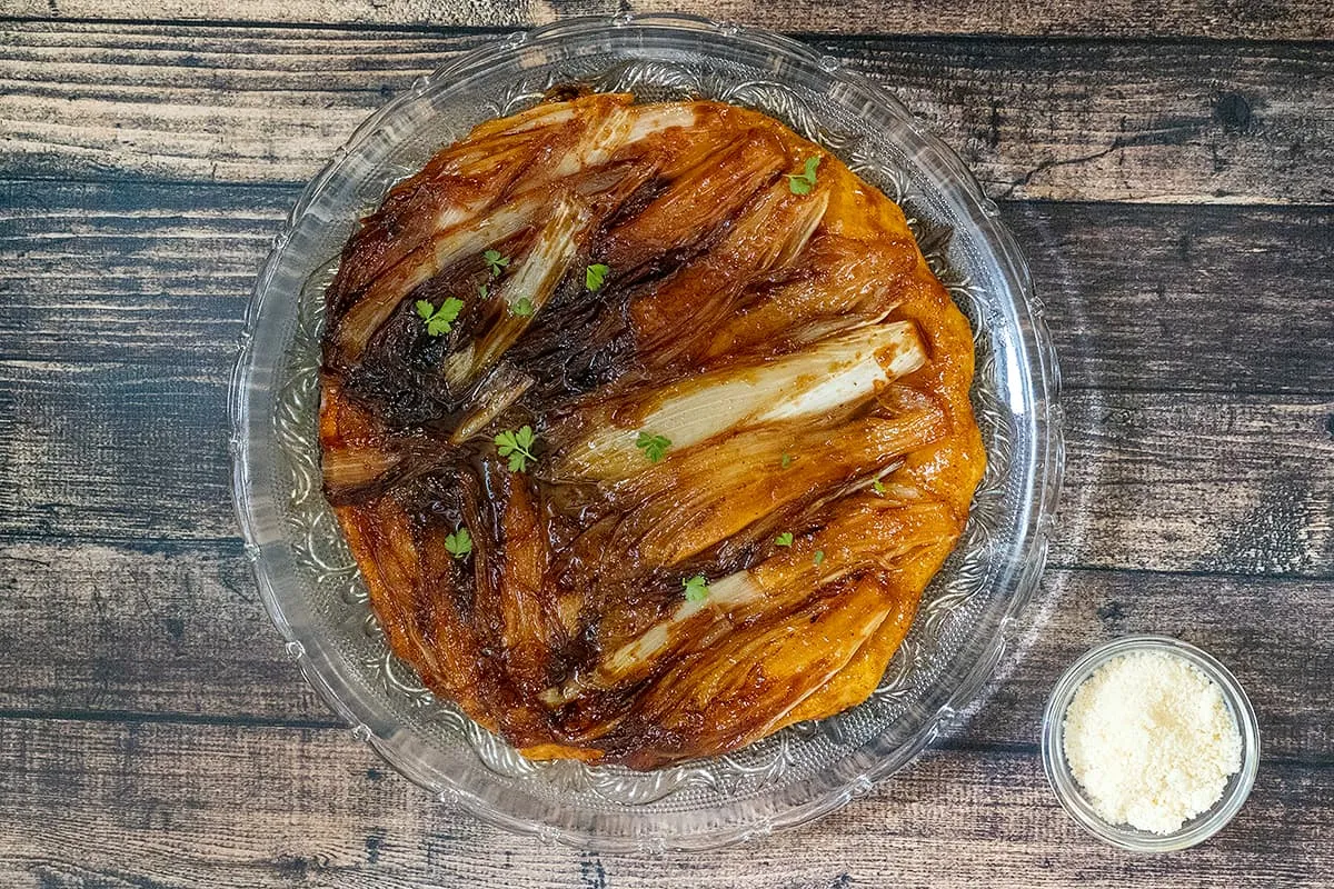 Tarte tatin d'endives - une tarte salée renversée avec des endives et fromage