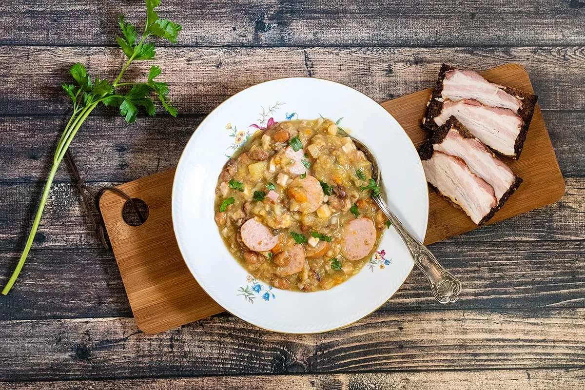 Soupe de haricots bruns avec saucisse fumée - délicieuse à l'ancienne !