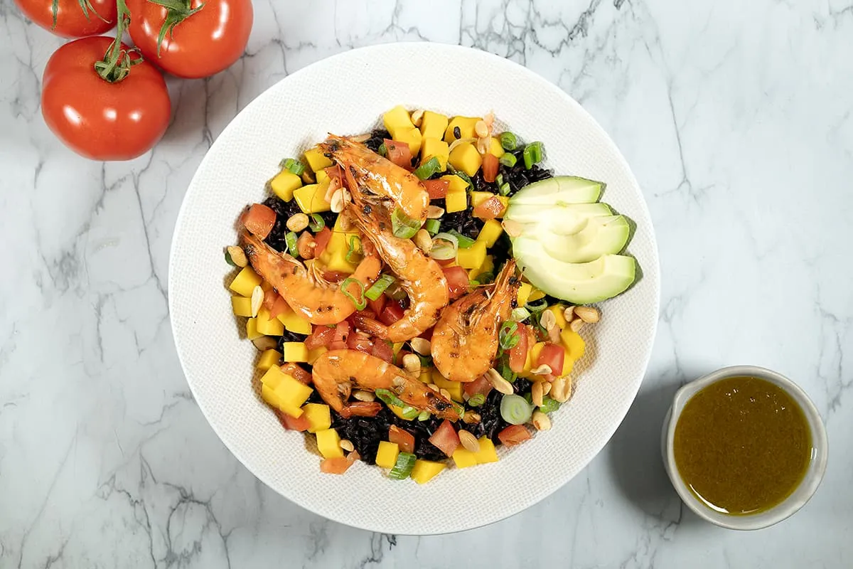 Riz noir à la mangue et aux crevettes à l’ail