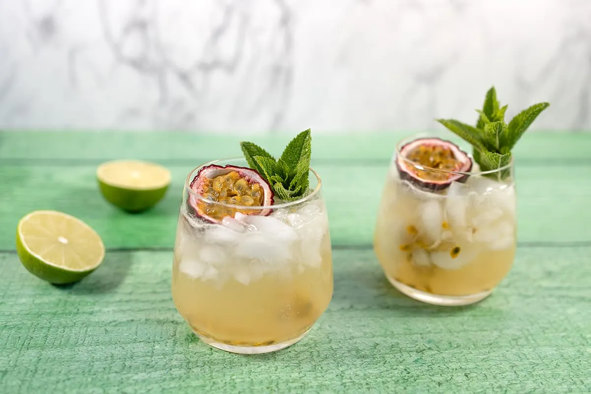 Mocktail au fruit de la passion et gingembre - une boisson estivale sans alcool