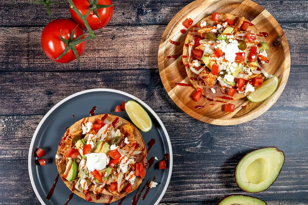 Tostadas mexicaines poulet et haricots - tortillas mexicaines frites