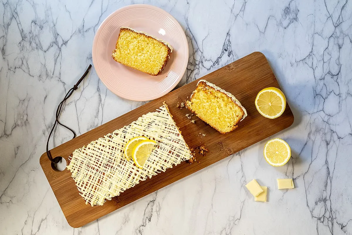 Gâteau au citron glaçage chocolat blanc - un gâteau moelleux et frais