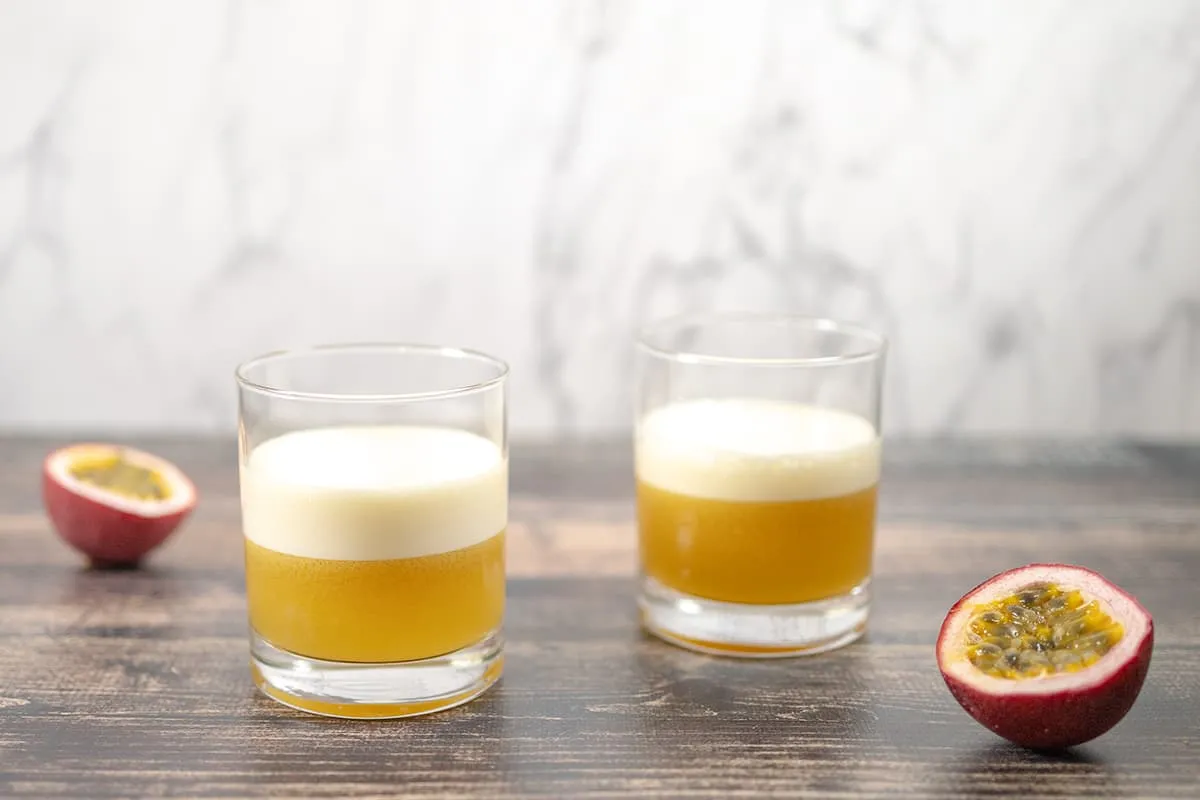Cocktail Passion Fruit Pisco Sour est un whiskey sour avec une touche
