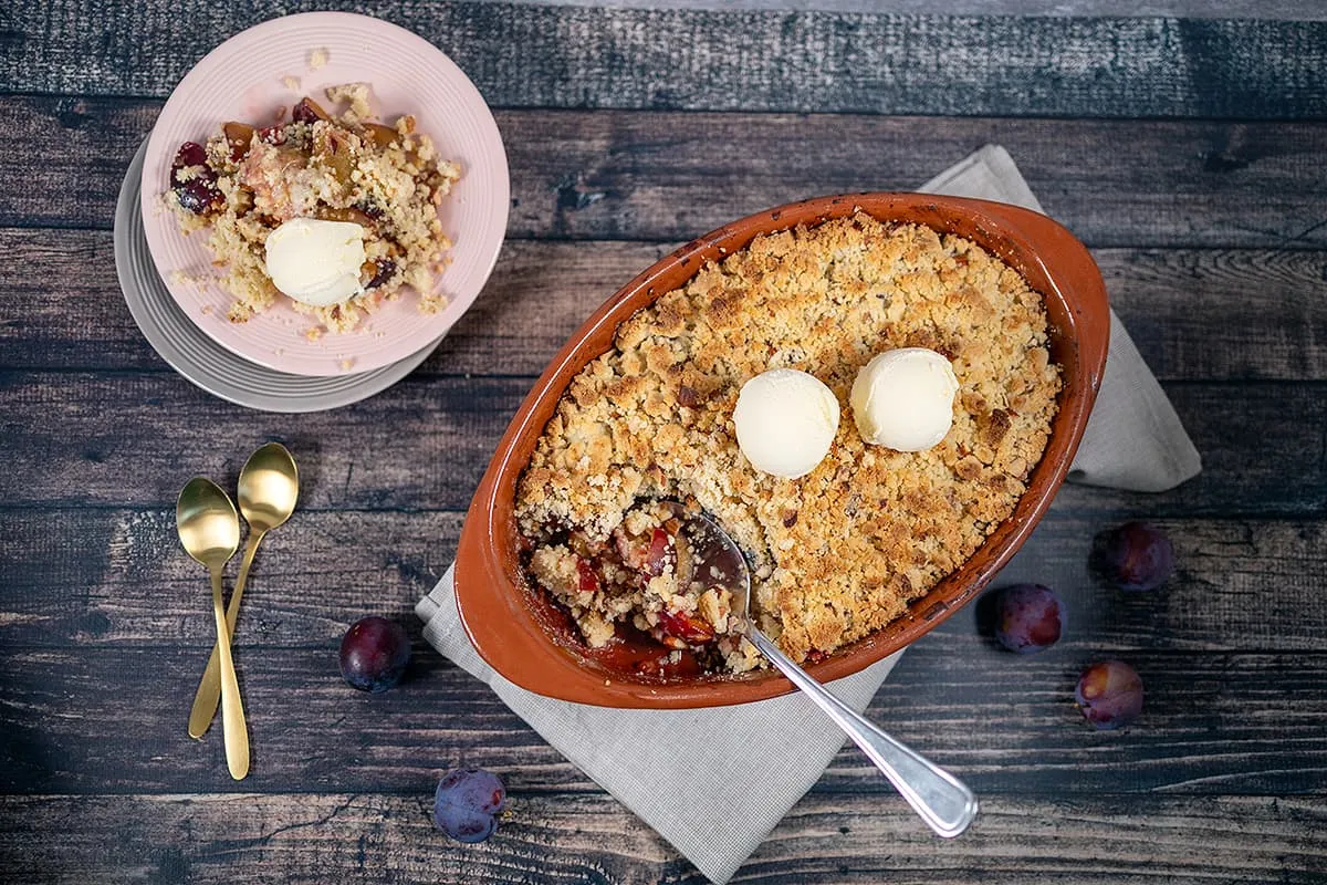 Crumble aux prunes - dessert facile avec des amandes