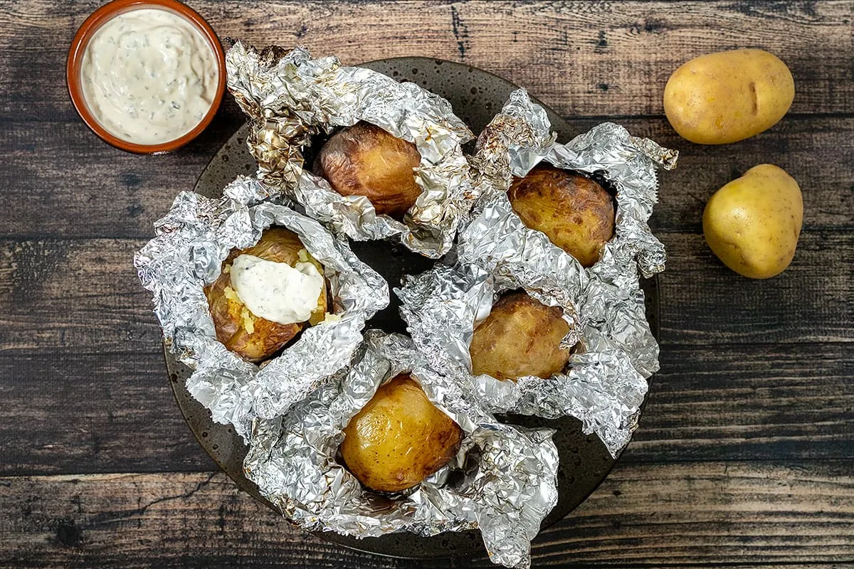 Papillotes de pommes de terre au barbecue - une recette de base facile