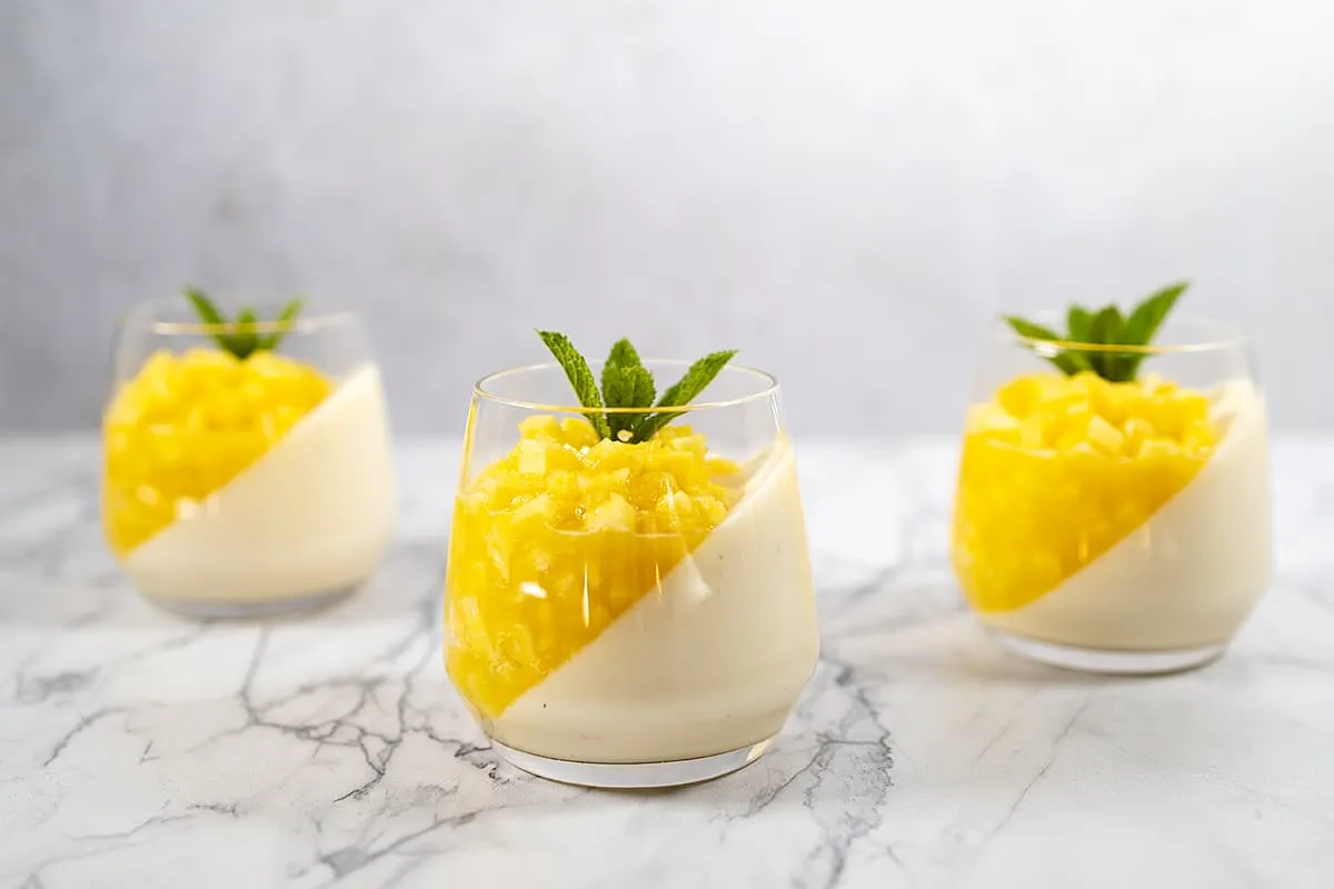Panna cotta à la mangue - délicieusement crémeuse et douce