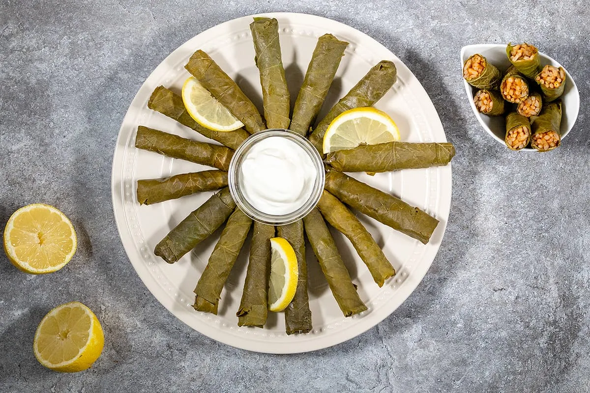 Le sarma (feuilles de vigne farcies turques) est une collation végétarienne avec du riz épicé
