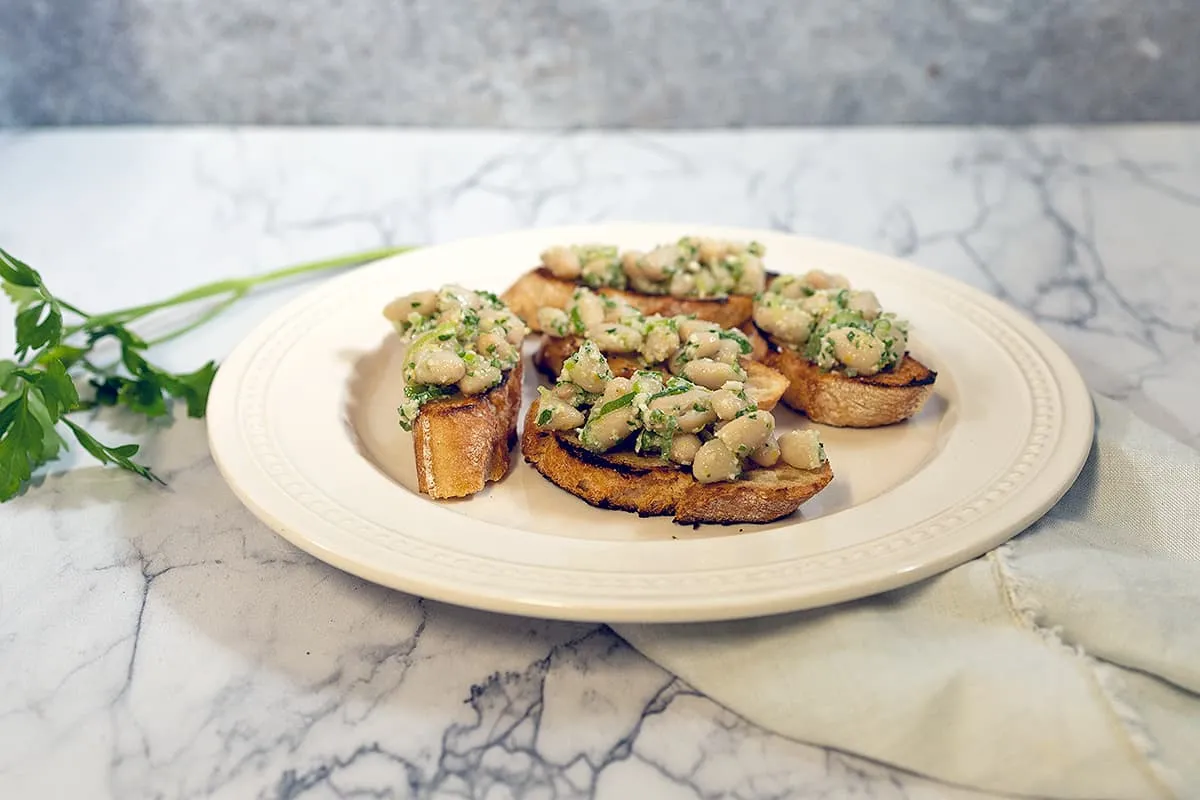 Bruschetta aux haricots cannellini - un apéritif savoureux et facile