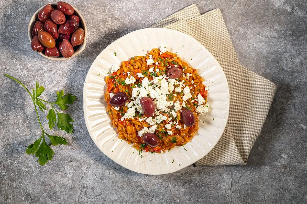 Orzo complet en sauce tomate - délicieux avec feta et olives