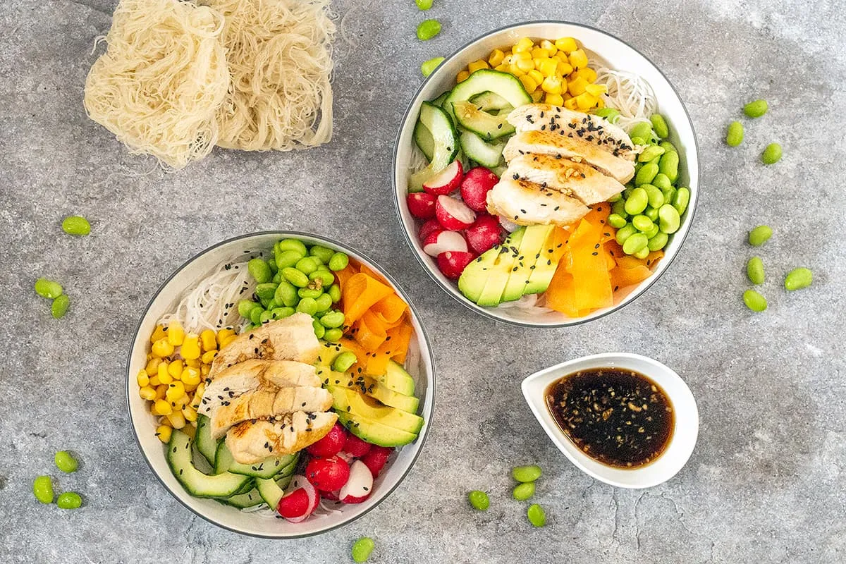 Bol de poulet à l'asiatique – délicieux avec des vermicelles ou du riz