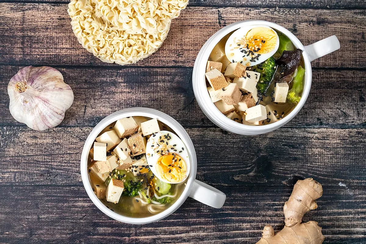 Soupe asiatique aux nouilles et tofu, champignons et brocoli