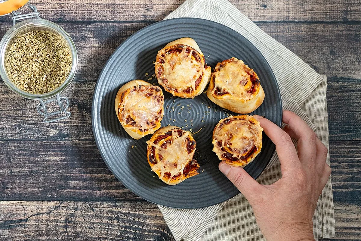 Petits pains pizza - petits pains faciles avec de la pâte à pizza