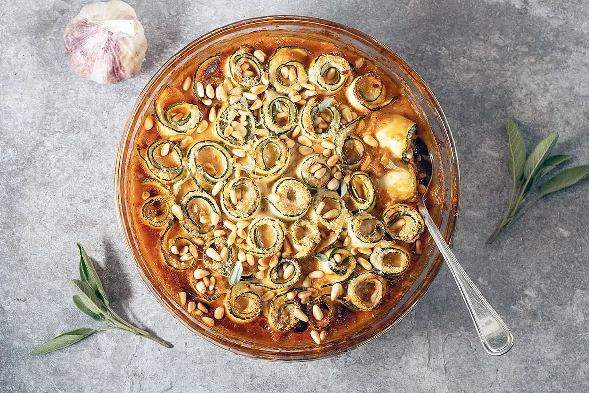 Roulés de courgettes à la sauce tomate - un repas végétarien savoureux