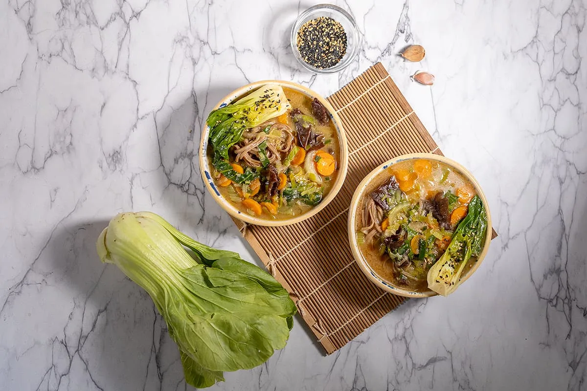 Soupe miso avec nouilles et légumes
