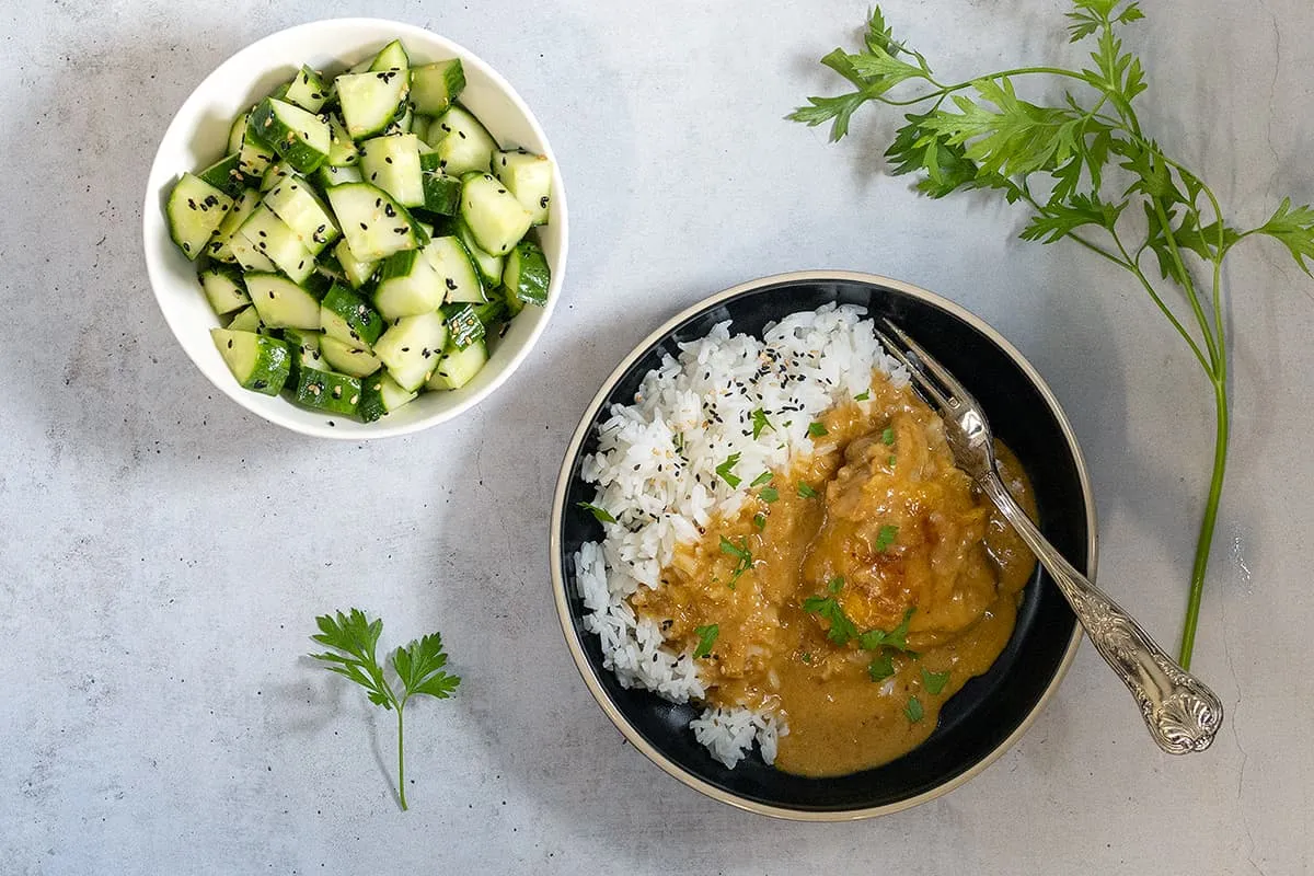 Poulet au chutney de mangue avec riz - cuisses de poulet dans une sauce crémeuse à la mangue