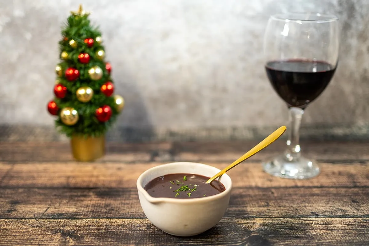 Sauce bordelaise - une sauce au vin rouge veloutée