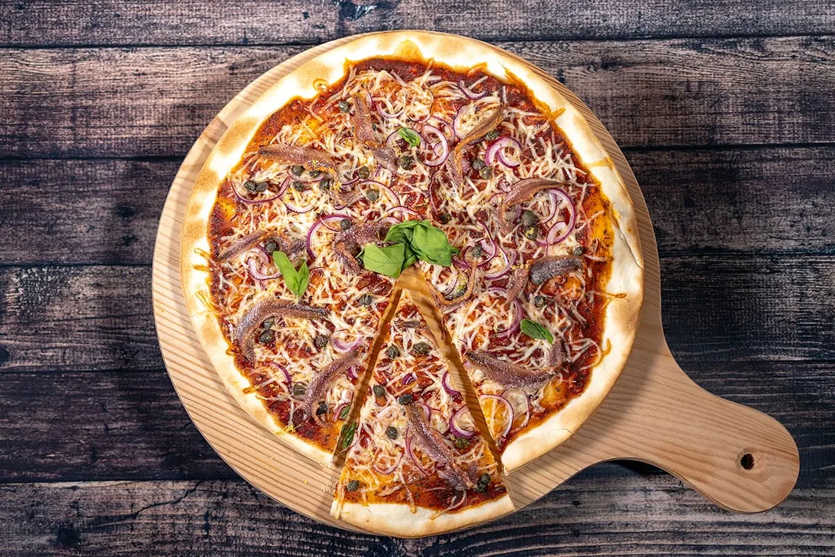 Pizza aux anchois et câpres - une délicieuse pizza fraîche