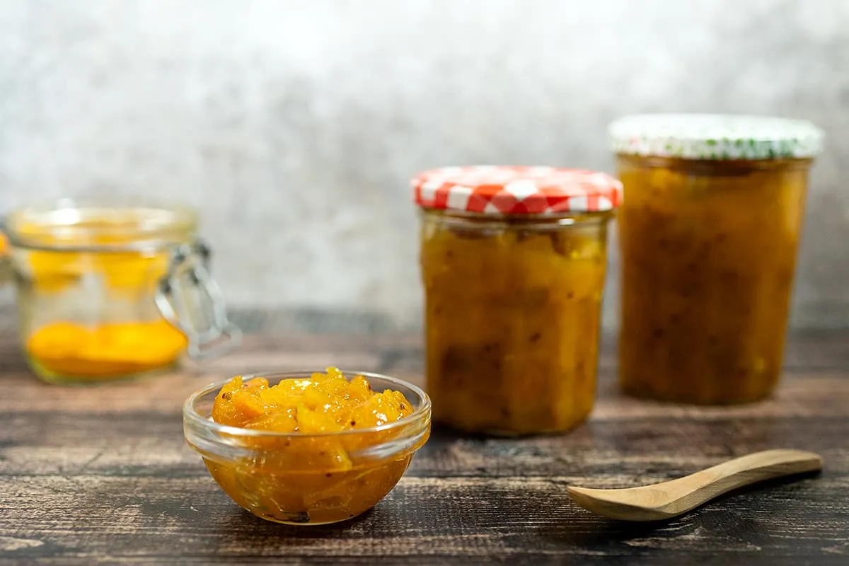 Chutney de mangue indienne - chutney sucrée et acidulée avec des épices