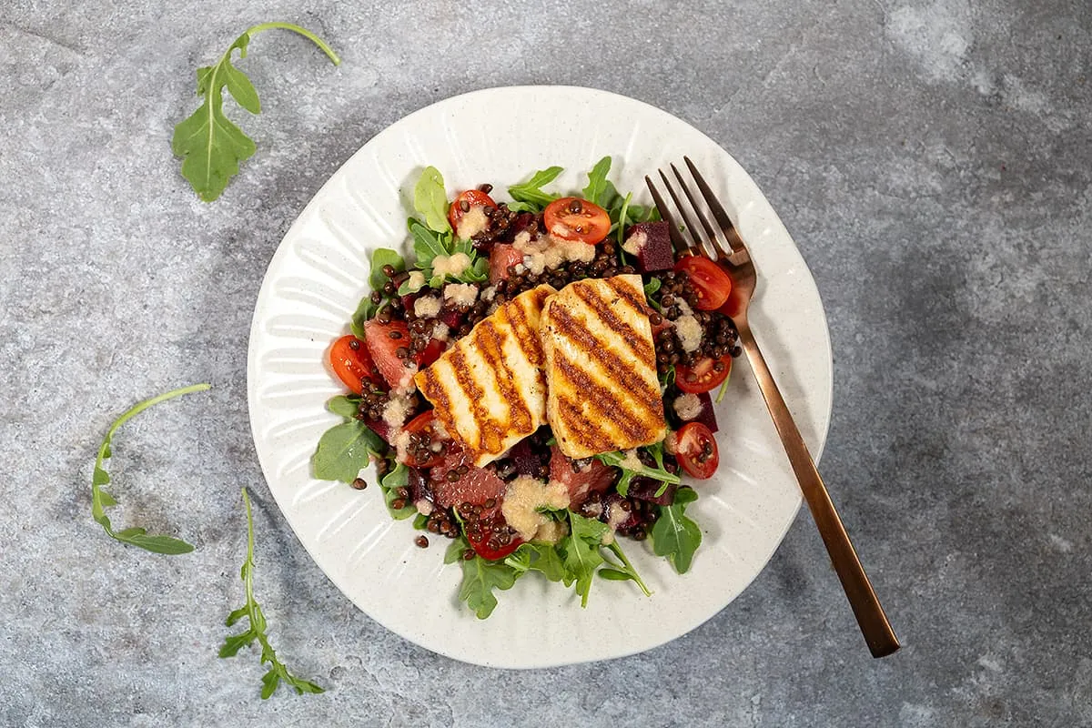 Salade de lentilles au halloumi - délicieuse salade pour le déjeuner