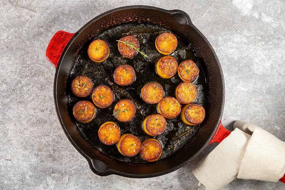 Pommes de terre fondantes - croustillantes à l’extérieur, fondantes à l’intérieur
