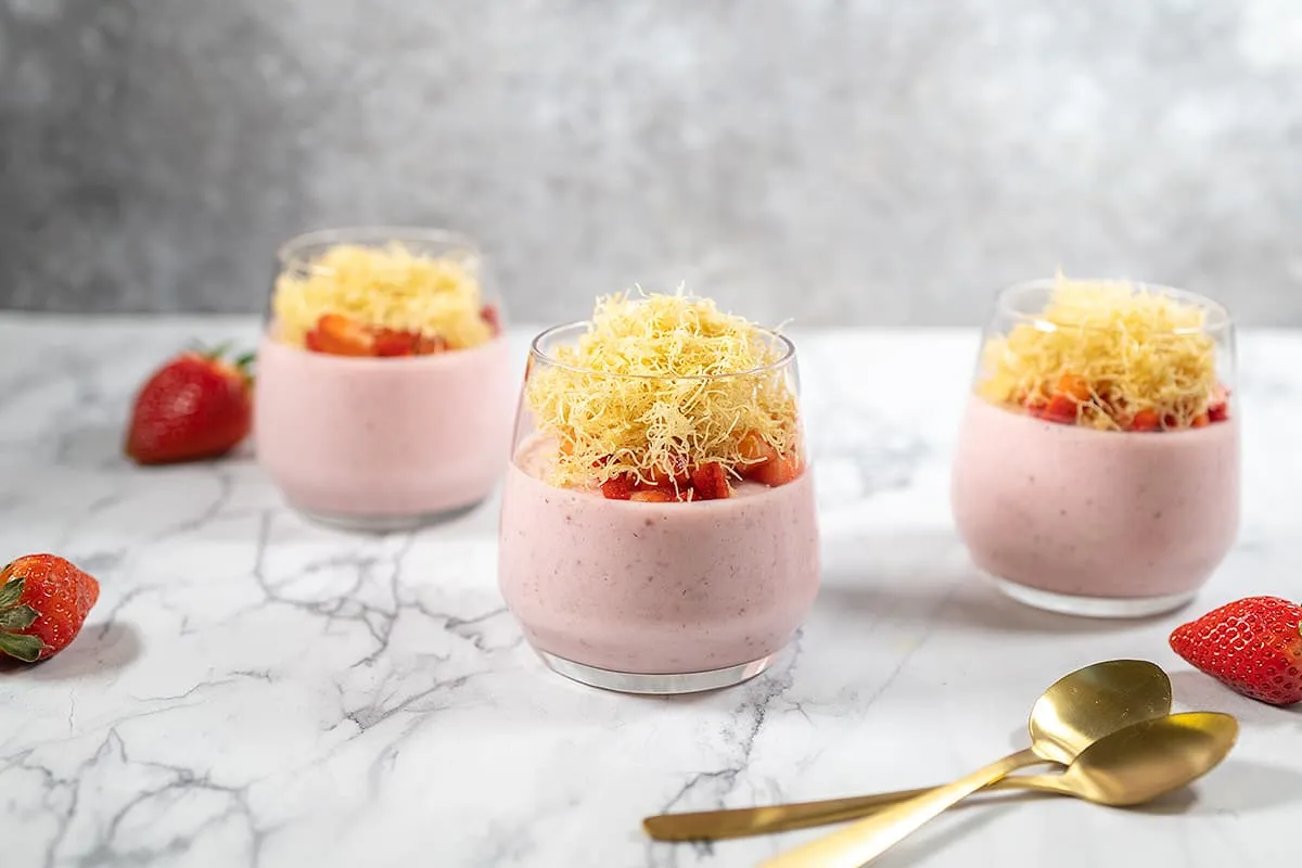 Crème dessert à la fraise – un doux dessert d'été