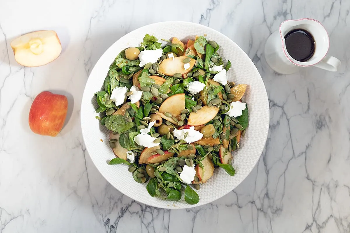 Salade avec pomme et fromage de chèvre - fraîche et croquante