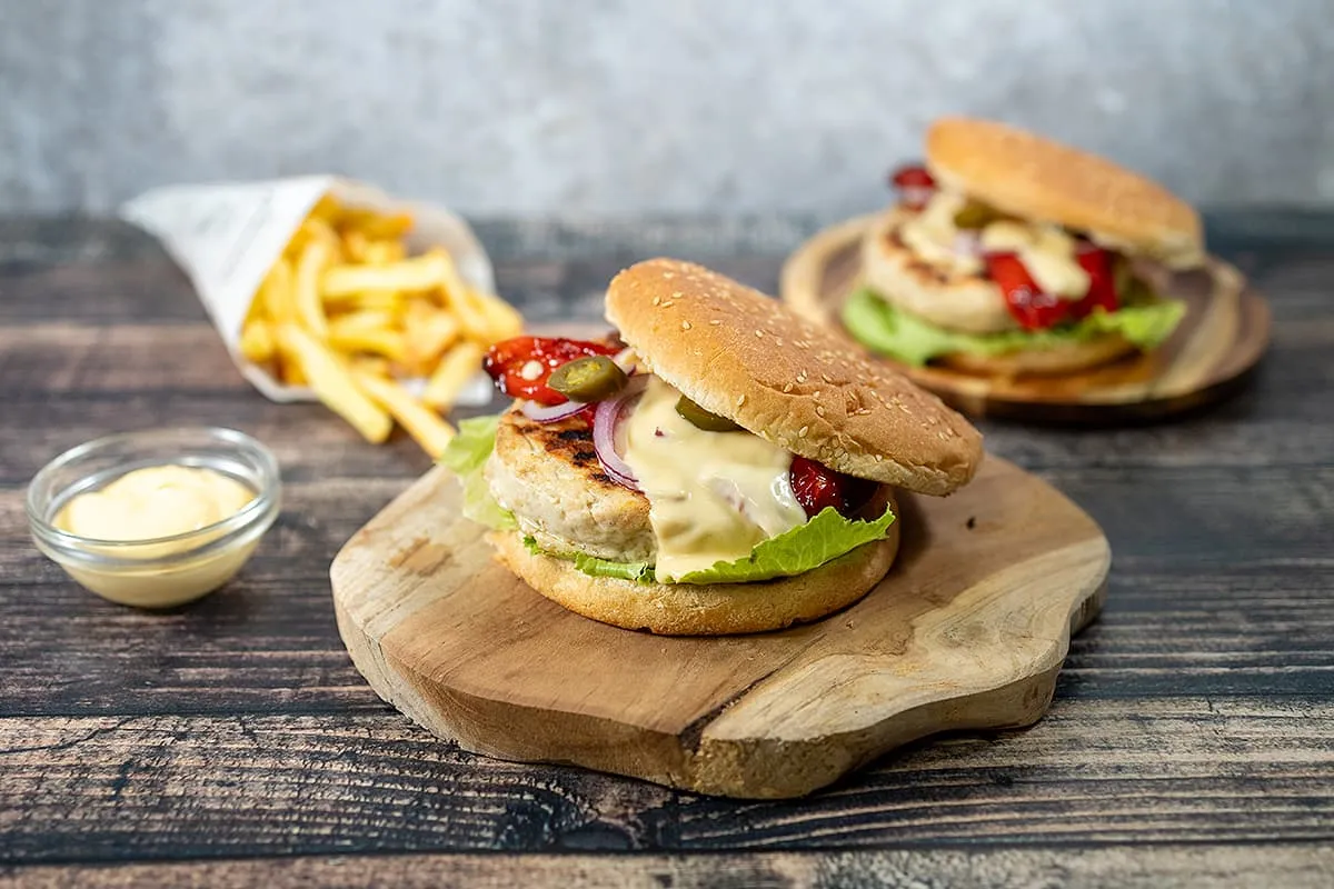 Burger de dinde maison à la sauce fromage fondante et poivron grillé