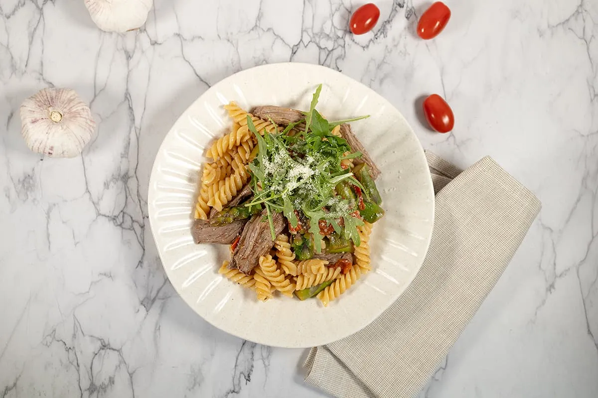 Fusilli au steak et asperges vertes – plat de printemps facile