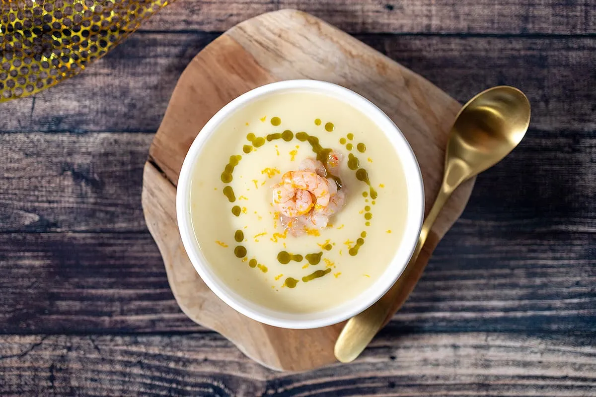 Velouté de chou-fleur aux crevettes et safran