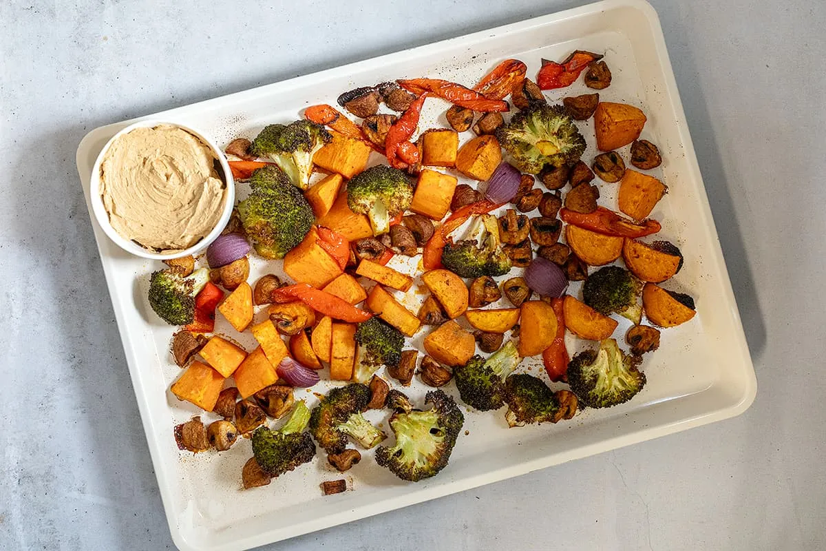 Traybake de patate douce - une plaque de cuisson pleine de légumes