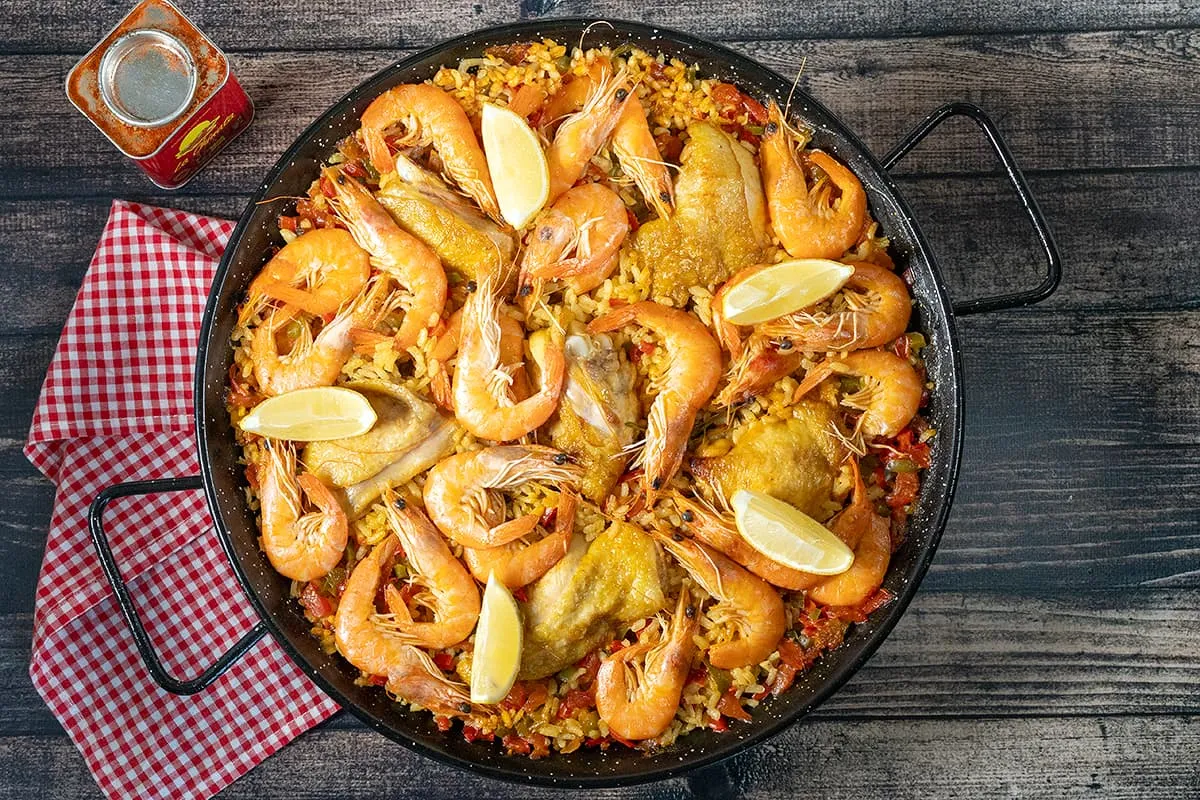 Paella mixta - avec un mélange de poulet et de crevettes